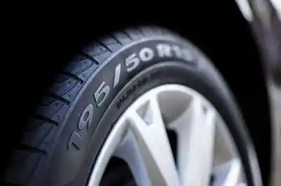 La signification des codes inscrits sur un pneu de voiture
