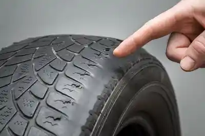 Repérer l'usure anormale d’un pneu de voiture